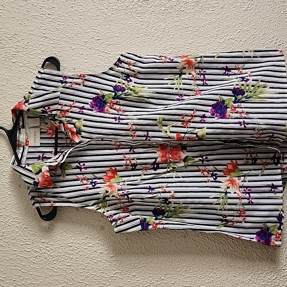 Women's Button down Shirts Chico's, Size 1, Color White With flowers design
